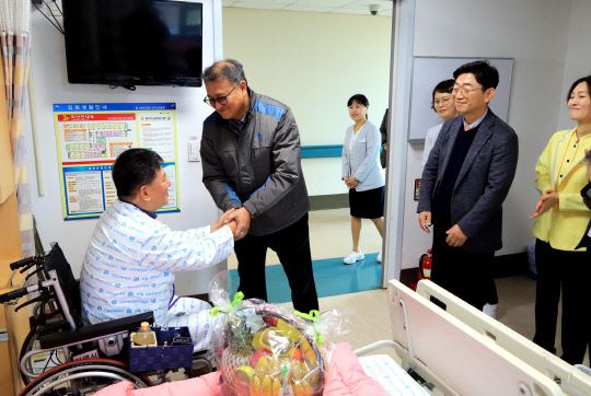 박현일(왼쪽 두번째) 반도건설 사장이 10일 근로복지공단 경기요양병원을 방문해 최윤호(오른쪽 두번째) 건설산업사회공헌재단 부이사장 및 병원관계자들과 함께 건설현장 재해사고로 입원 치료중인 환자의 빠른 쾌유를 바라며 위로하고 있다.  반도건설 제공